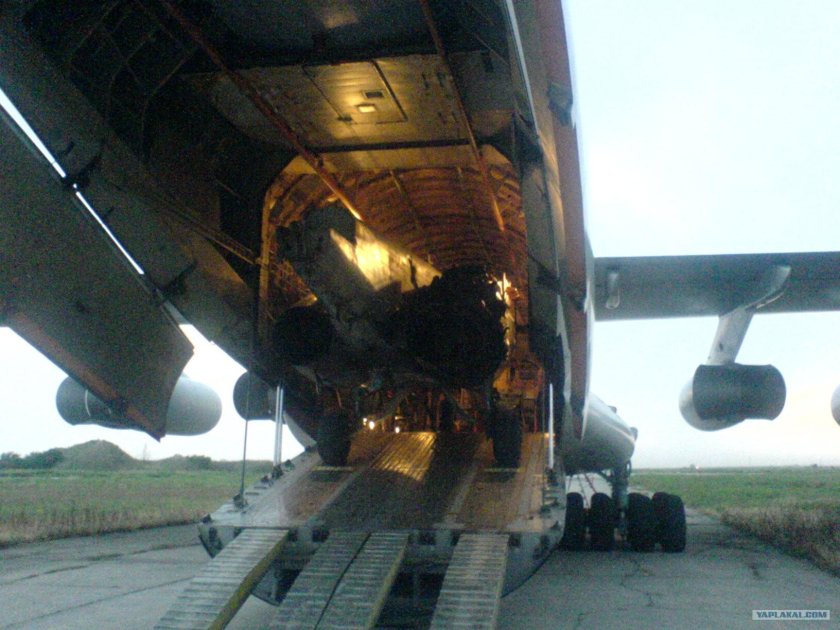 Погрузка военной техники в ил-76