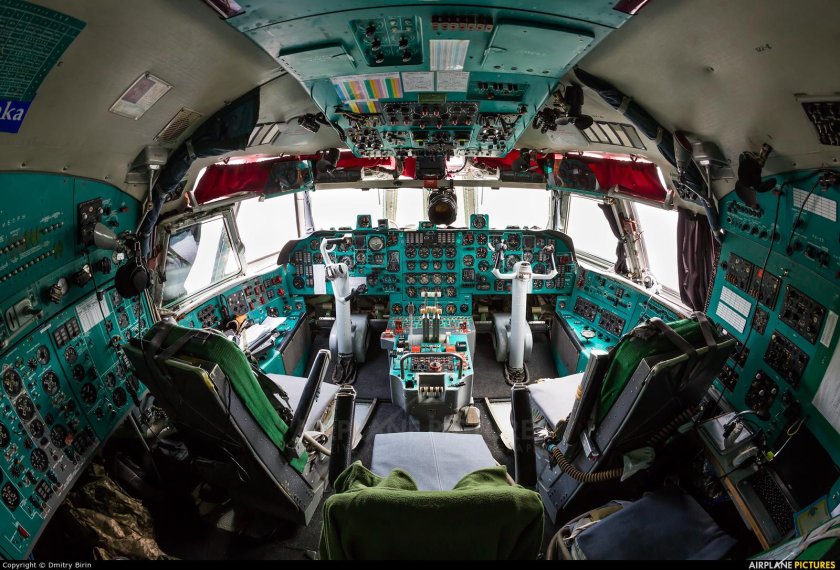 Ил-76 кабина пилотов