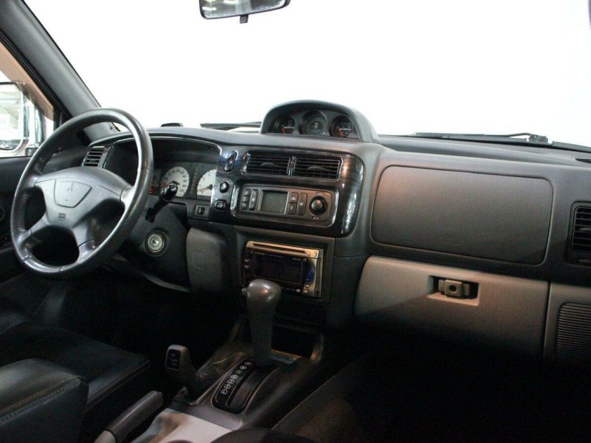 Mitsubishi Pajero Sport 1 поколения