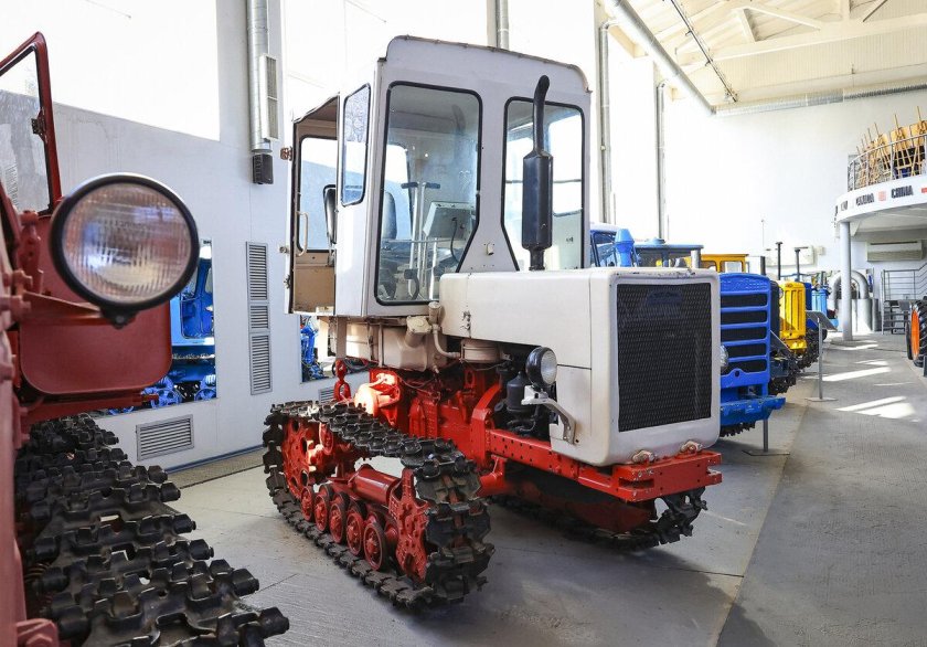 ДТ-75 трактор гусеничный