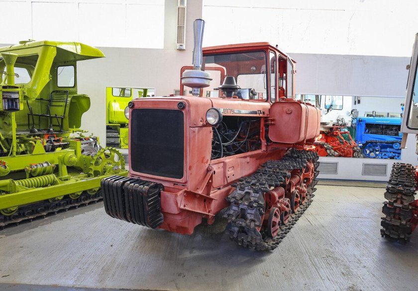 ДТ-75 трактор