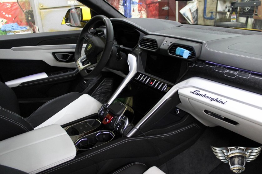 Lamborghini Urus белый салон