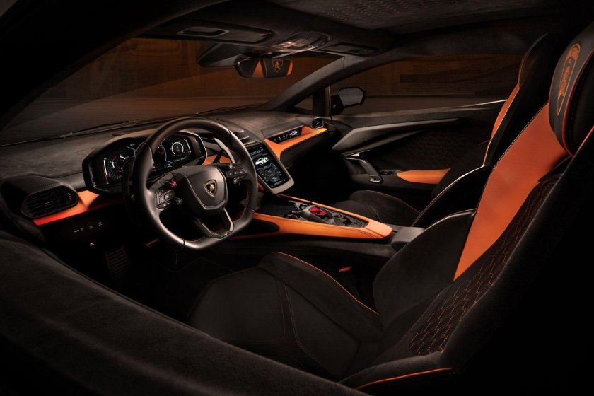 Ламборджини revuelto