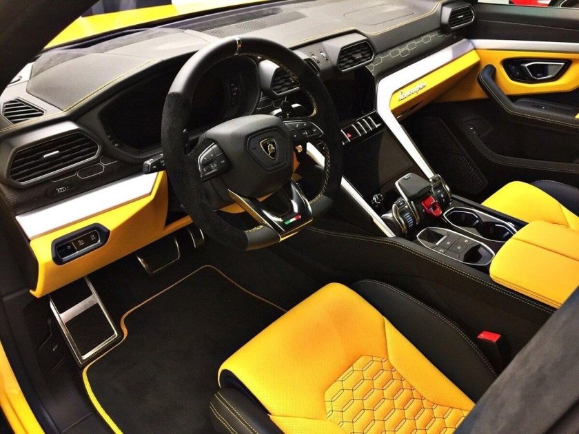 Lamborghini Urus желтый