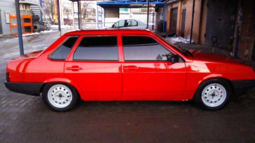 ВАЗ 21099 ярко красная