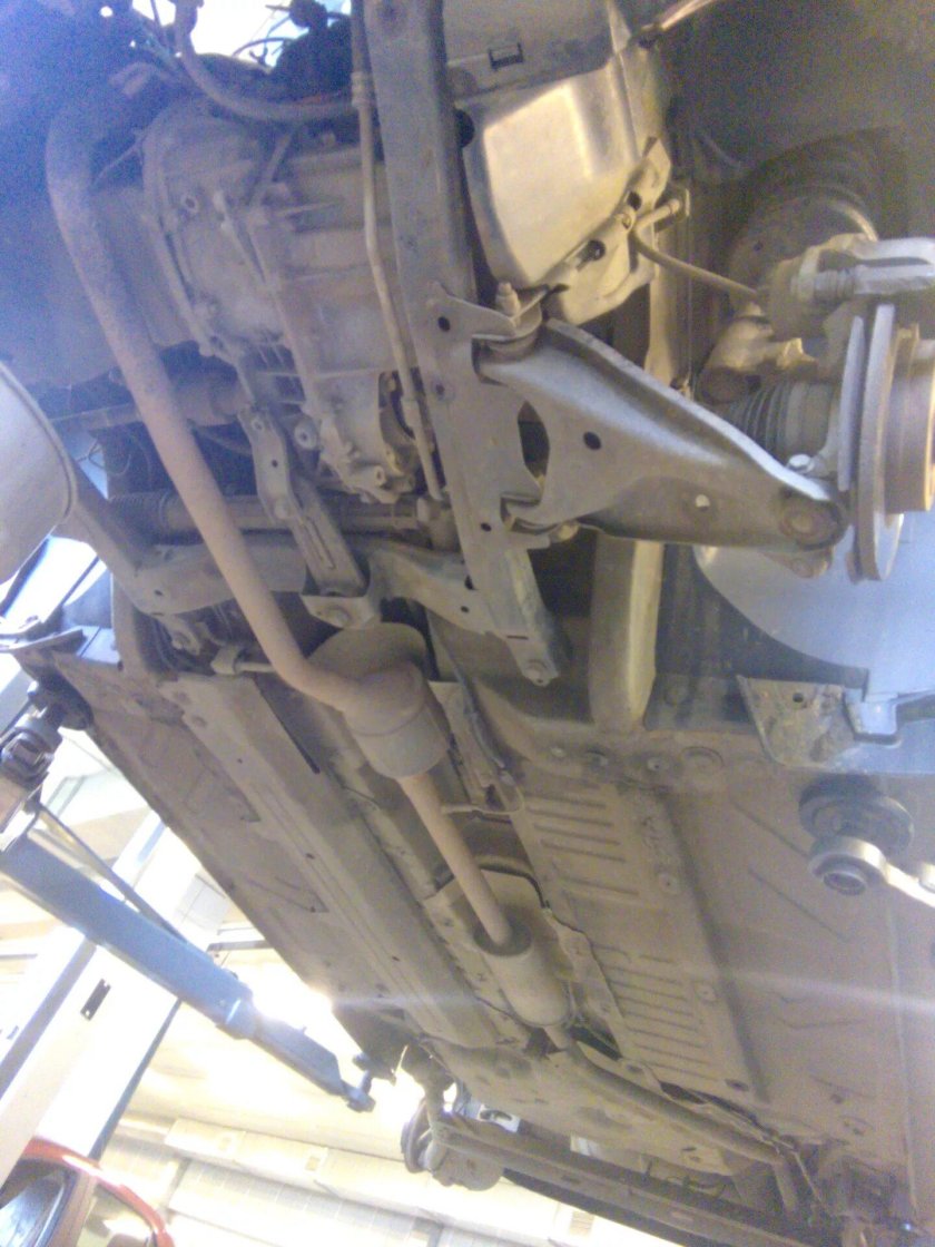 Рено Логан снизу