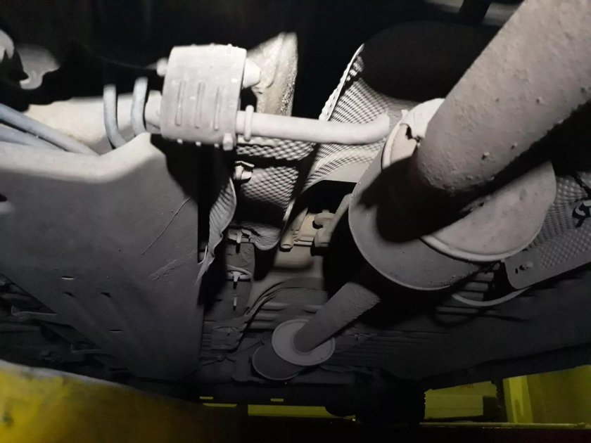 Крепление выхлопной трубы на Рено Логан 2