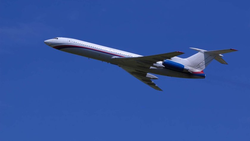 Самолет с триколором на борту