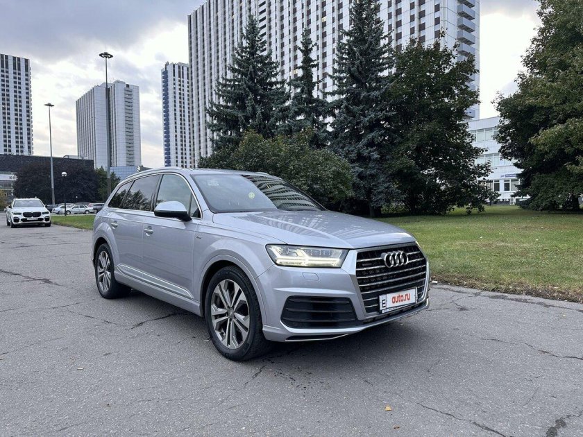 Машина audi q 7