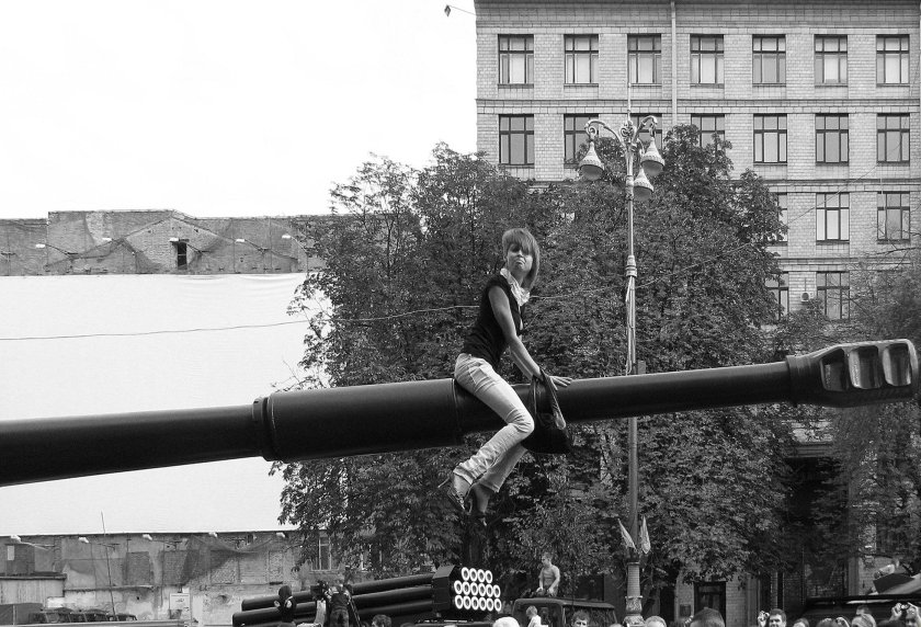 Девушка на дуле танка