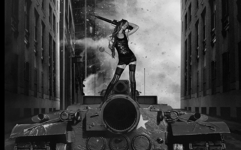 Девушка на танке