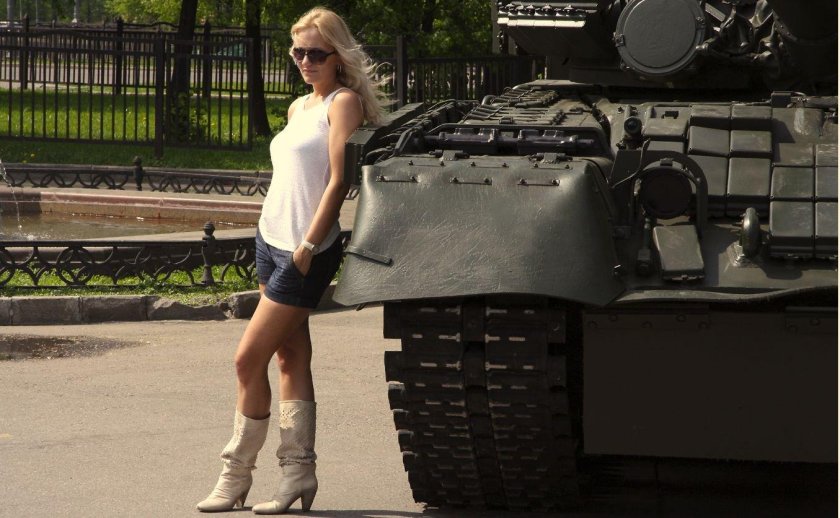 Красивые девушки на танке
