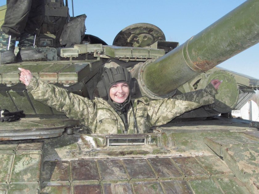 Женщина на танке