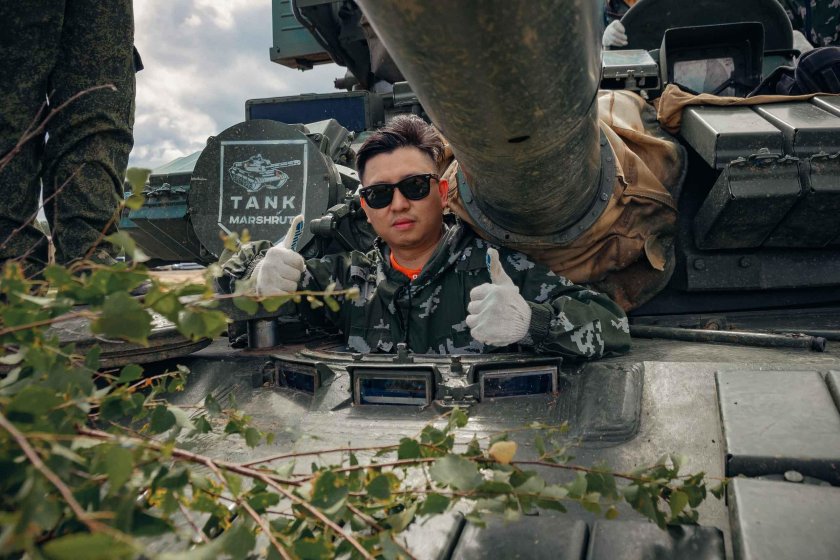 Парень на танке