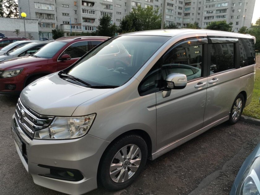 Минивэн Honda Stepwgn 2010 серебристый