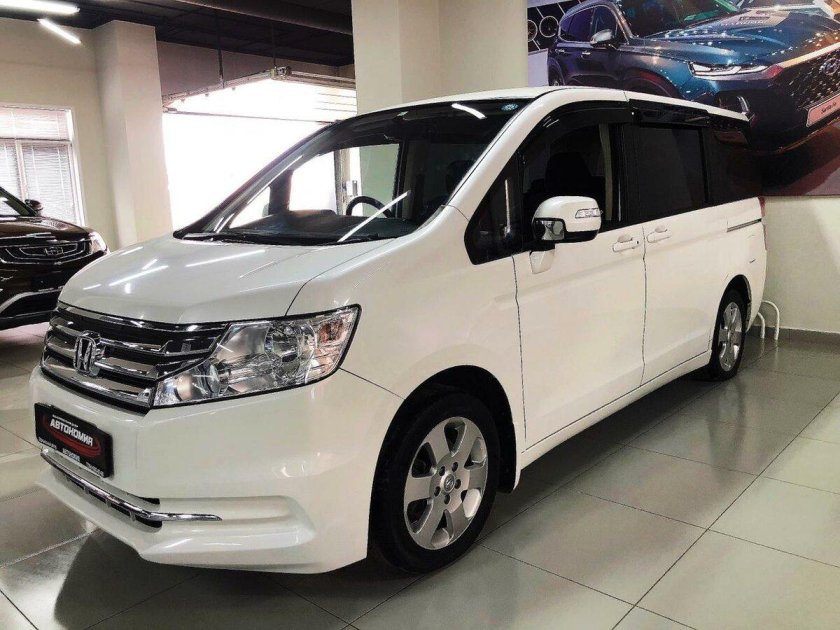 Honda минивэн Stepwgn 2014