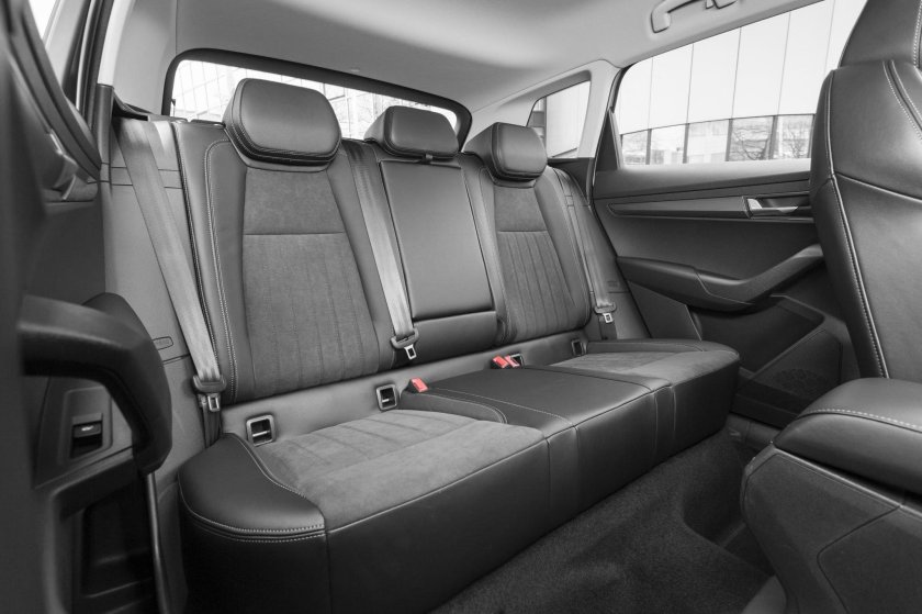 Шкода Карок салон сзади