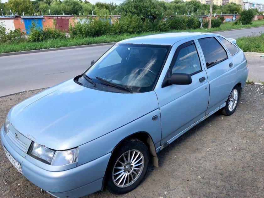 ВАЗ 2112 хэтчбек серебристый