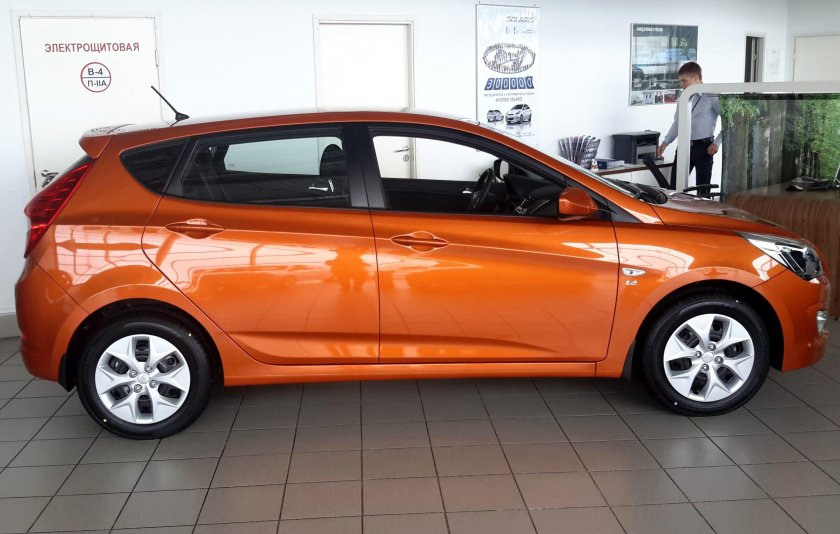 Hyundai Solaris 2014 оранжевый хэтчбек