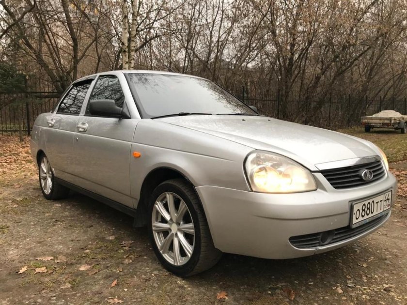 Лада приора седан серебристая