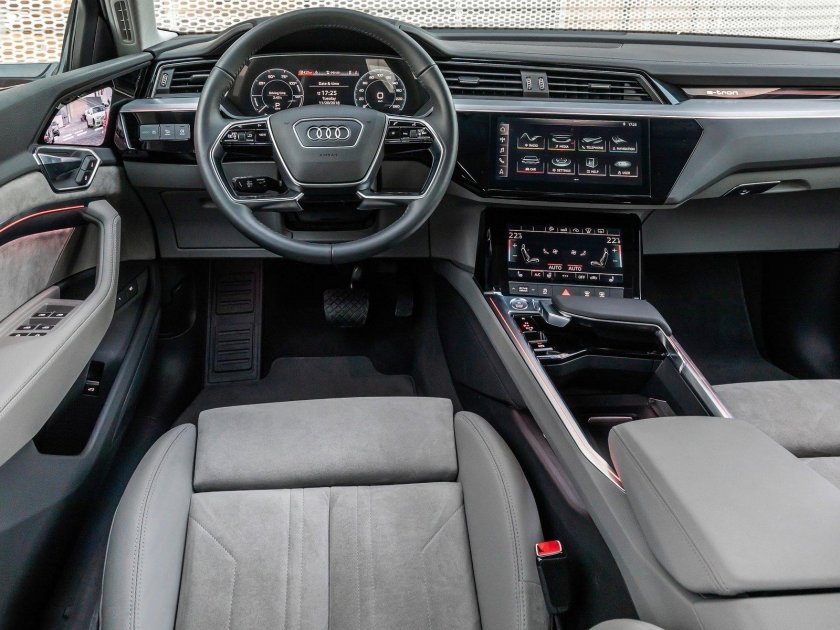 Audi e-tron 55 quattro салон