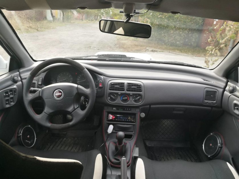 Subaru Impreza 2000 салон