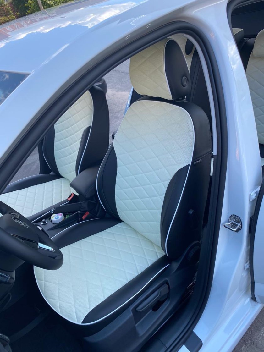 Шкода Октавия а7 белая с чехлами