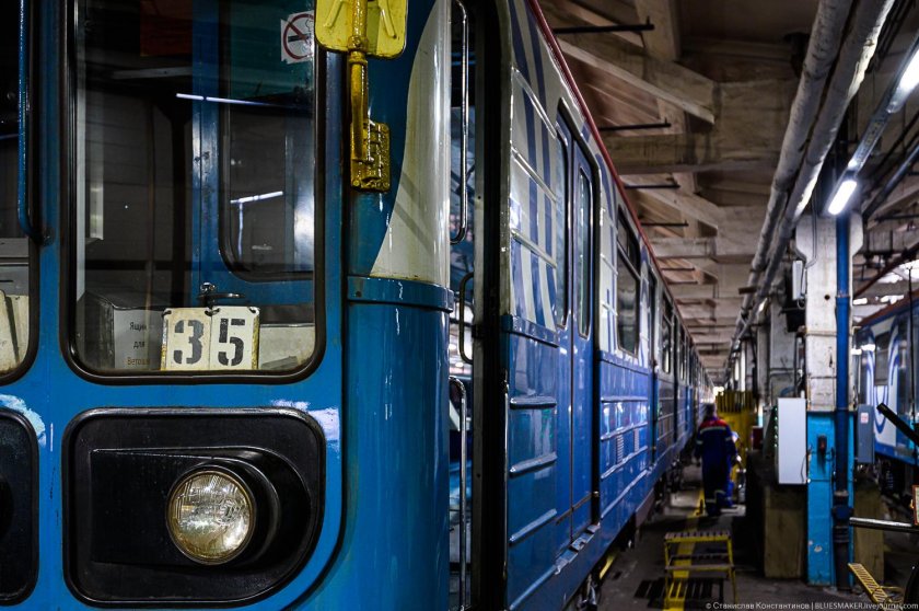 Киевское метро поезда