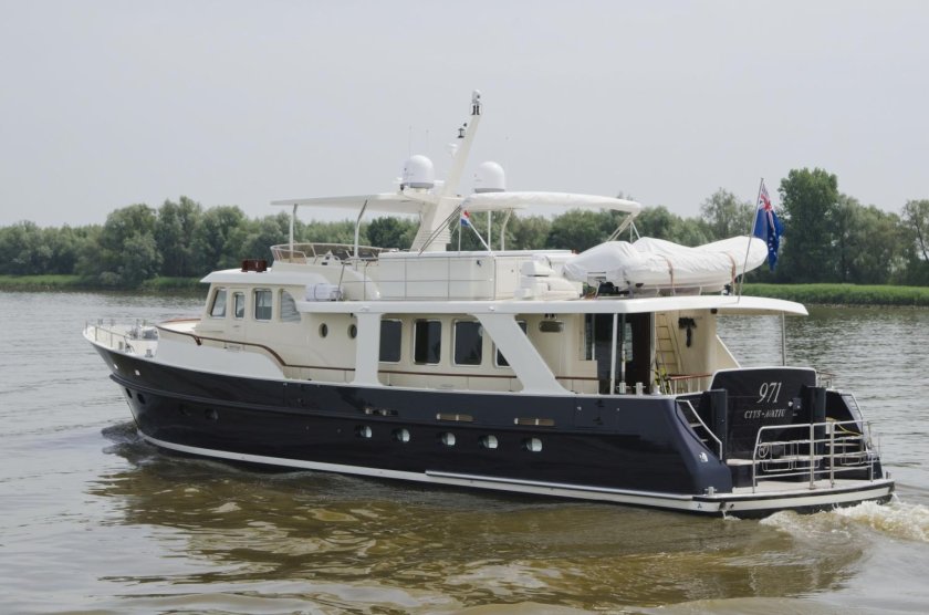 Стальная моторная яхта «Борей-24»