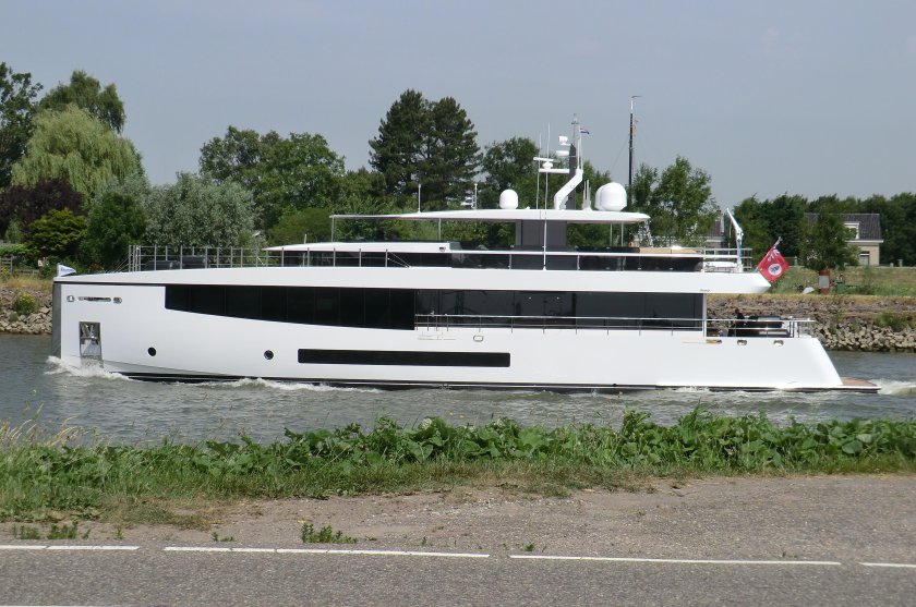 Речная яхта