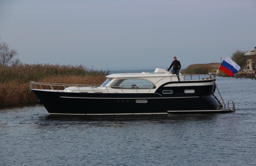 Водоизмещающий катер краб 800