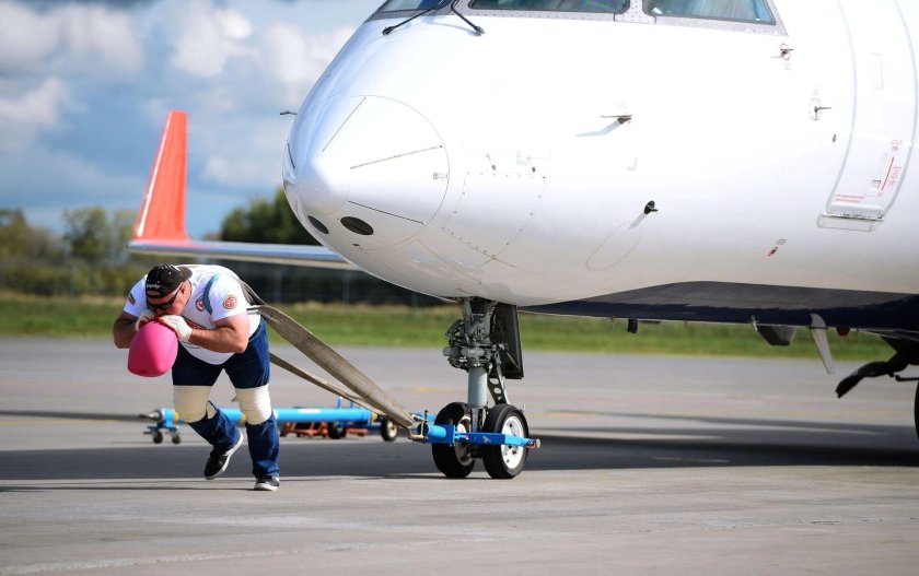 Самолет буксирует