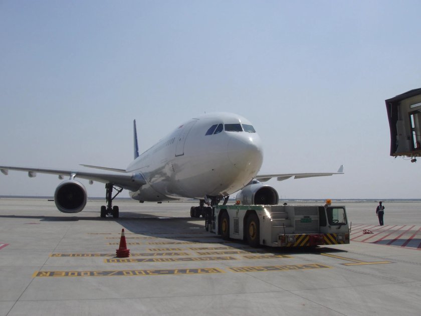 Буксировочная машина для самолетов