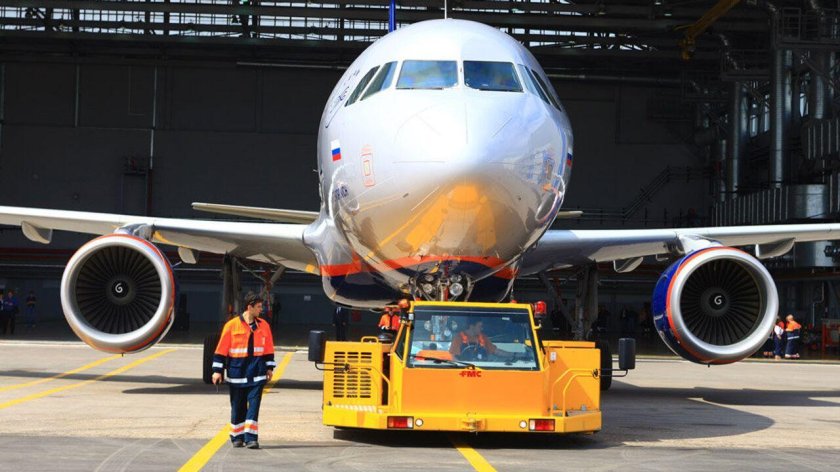 Буксировка самолета