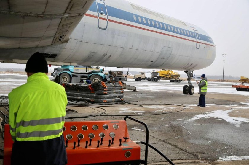 Самолет и аэропорт