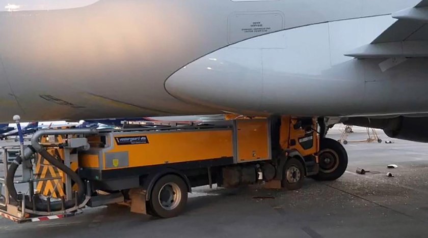 Топливозаправщик врезался в самолет в Шереметьево