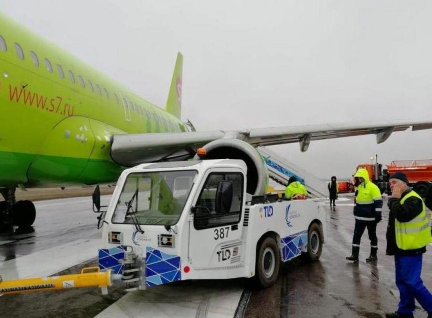 Тягач самолета в аэропорту