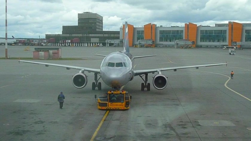 Буксировка самолета в аэропорту