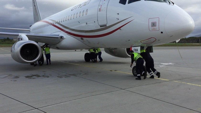 Буксирование самолета