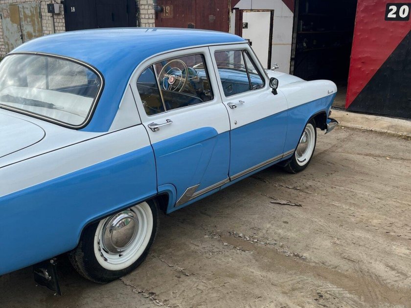 Бело-голубая волга газ 21