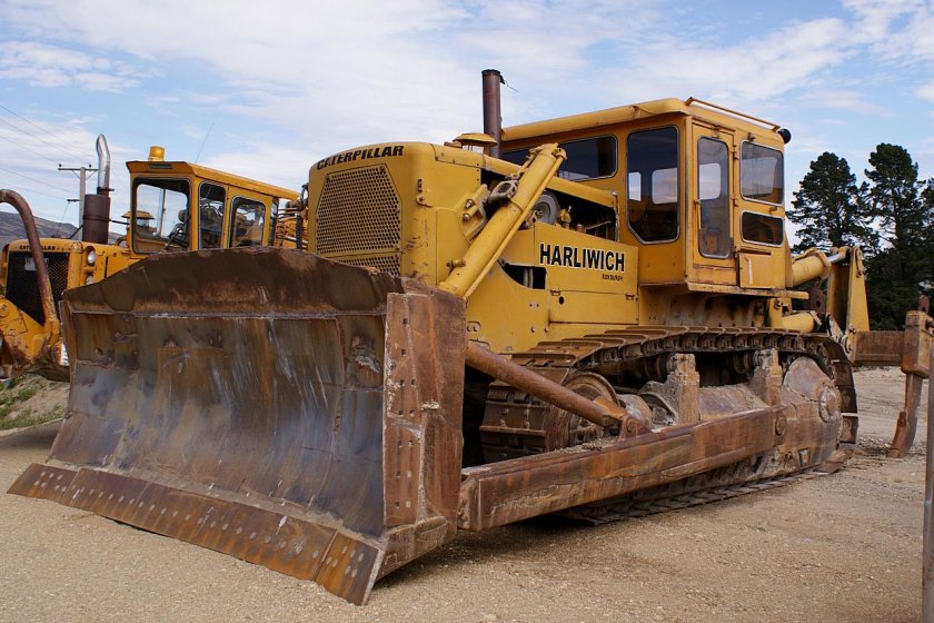Катерпиллер бульдозер 9