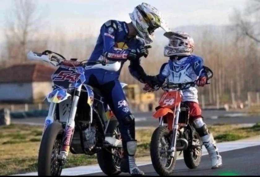 Папа с сыном на мотоцикле