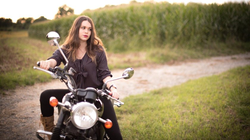 Алина Паневская с мотоциклом