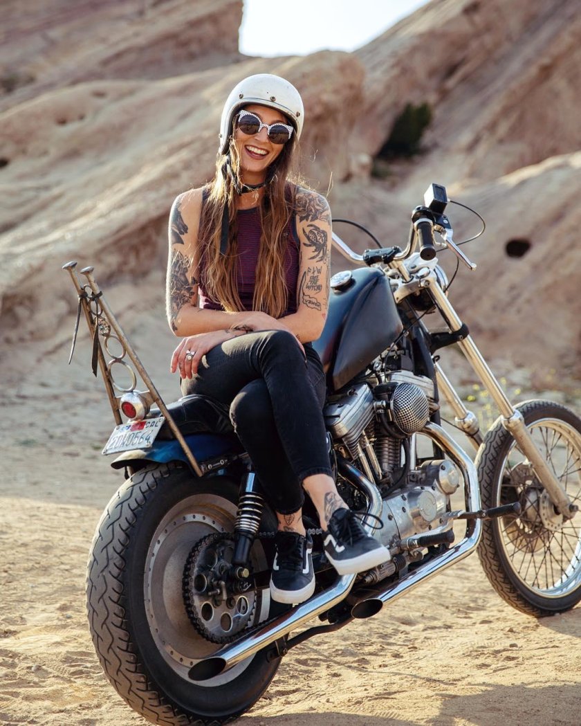 Байкерша на Харлей Дэвидсон