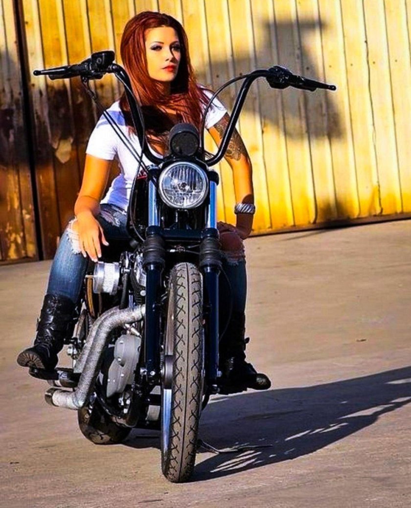 Рыжая на мотоцикле