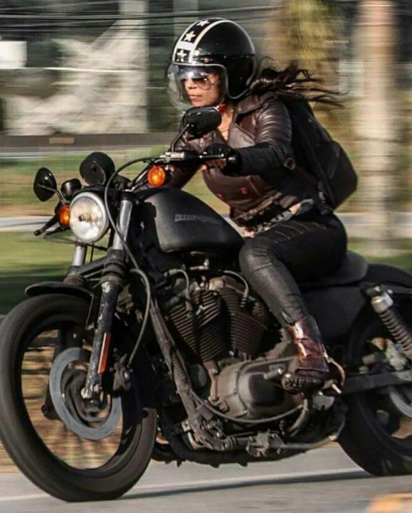 Harley Davidson Sportster 883 girl