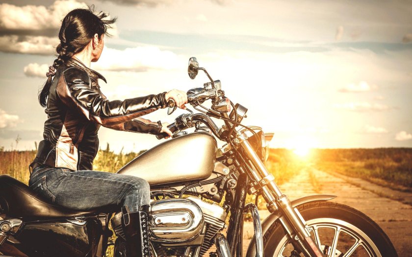 Девушка на мотоцикле