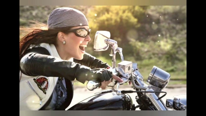 Женщина на мотоцикле