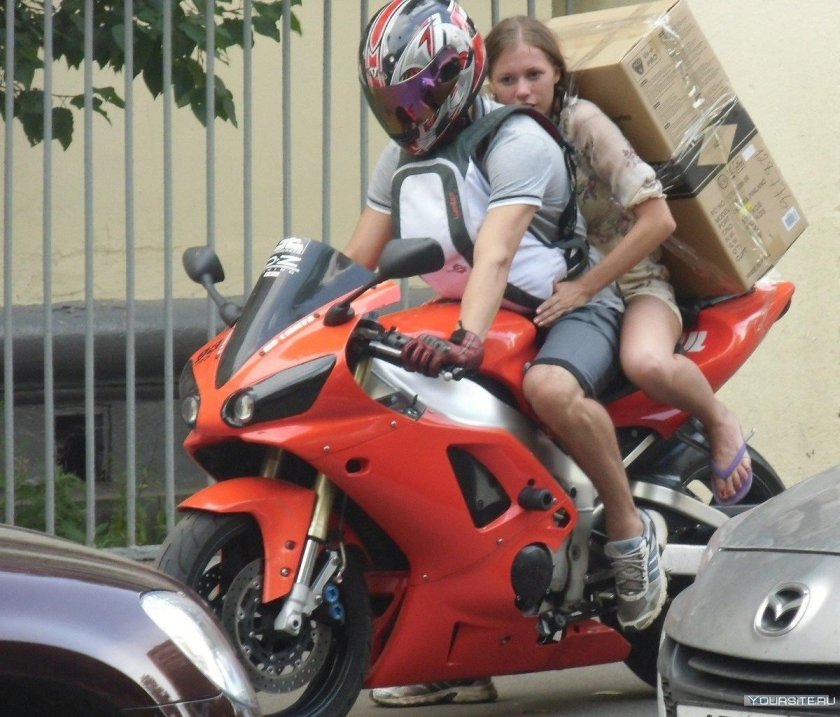 Пассажир на мотоцикле