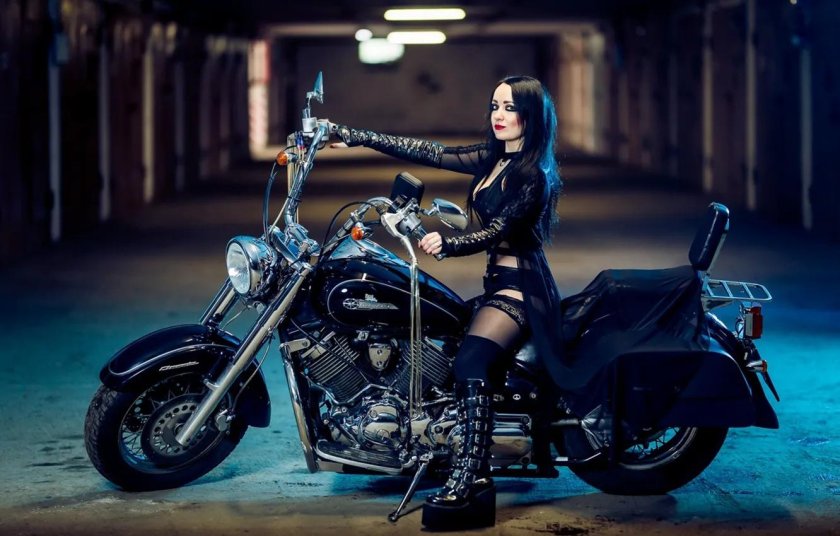 Девушка на мотоцикле